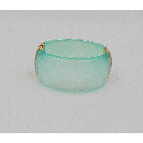 Iridescent Green Lucite Cuff Bangle Bracelet Gold-Tone Spring Closure - Picture 4 of 10